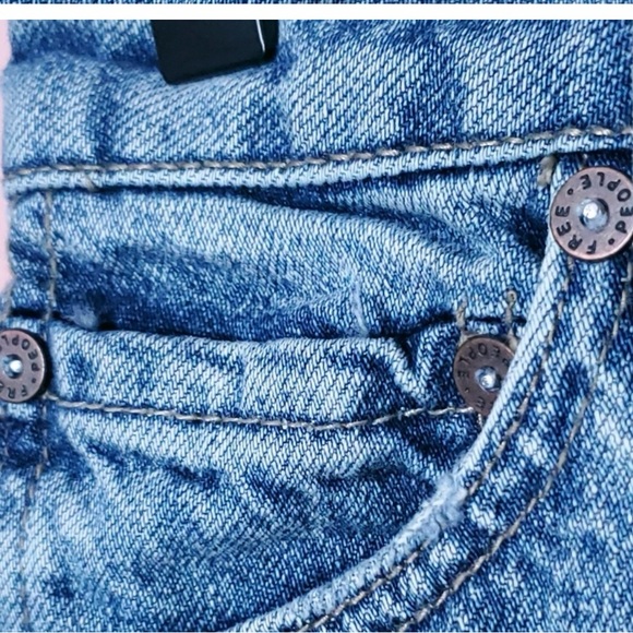 Free People We The Free Zip It Up Denim Mini Skirt
Size: 0 Free People Size 25 - Picture 9 of 9